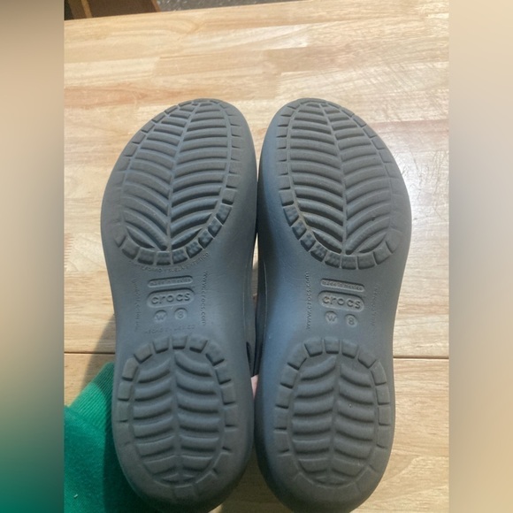Crocs flats in size 8 in excellent condition. Black in color - Picture 5 of 10